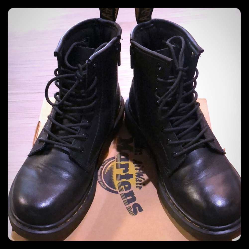 Dr. Martens Delaney Black 🌹size 2 kids